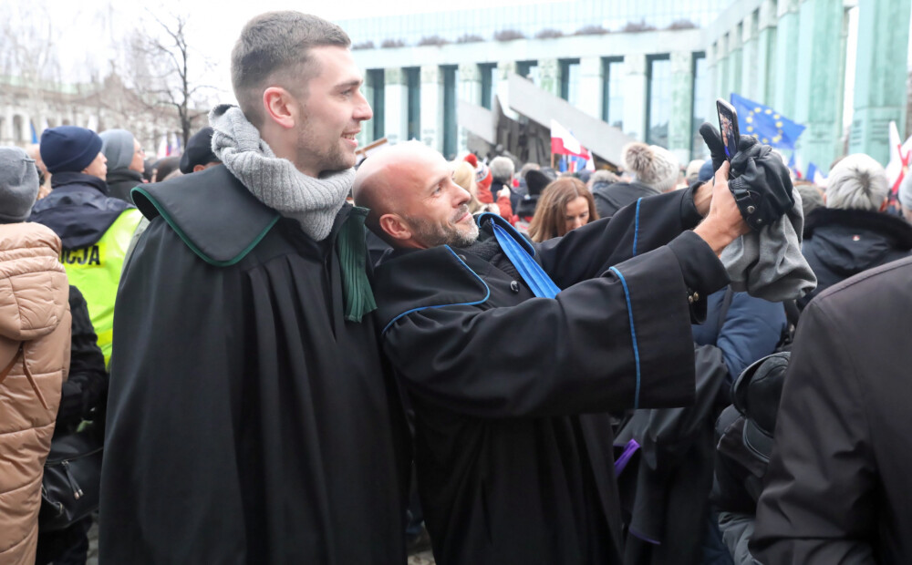 Simtiem melnās amata mantijās tērptu tiesnešu iziet Varšavas ielās