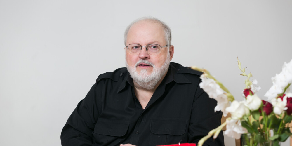 „Draugi viens pēc otra aiziet, tāpat kā grupas biedri – esmu palicis pēdējais. Tādos brīžos, protams, iestājas tāda kā panika. Kad aiziet savējie, tā nav laba sajūta. Tad saproti, ka mēs visi jebkurā brīdī varam krist. Tas ir ļoti nepatīkami. Zināms, ka neviens mūžību nedzīvo, bet aizgājuši ir burvīgi cilvēki. Nav vairs, ar ko parunāties,” sērīgas domas prātā leģendārajam "Čikāgas piecīšu" mūziķim.