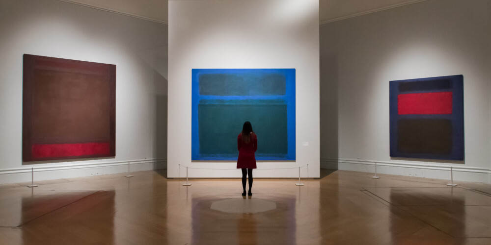 Marks Rotko (angļu: Mark Rothko; dzimis Markus Rotkovičs 1903. gada 25. septembrī Dvinskā, Krievijas impērijā, miris 1970. gada 25. februārī Ņujorkā, ASV) bija amerikāņu gleznotājs, abstraktā ekspresionisma un krāsu lauku gleznošanas aizsācējs. Dzimis Daugavpilī (toreizējā Dvinskā) farmaceita Jēkaba Rotkoviča un viņa sievas Annas Goldinas ģimenē. Piecu gadu vecumā Markus tika nosūtīts apgūt Talmūda pamatus ebreju reliģiskajā sākumskolā. Viņa tēvs, līdzīgi daudziem Latvijas ebrejiem tajā laikā, emigrēja uz ASV. Markus kopā ar vecāko māsu Sofiju un māti uz laiku vēl palika Daugavpilī un pievienojās tēvam tikai 1913. gadā pēc 12 dienu jūras ceļojuma. Viņa ģimene apmetās uz dzīvi Portlendā Oregonas štatā, kur viņa tēvs drīz vien nomira, atstājot ģimeni bez pastāvīgiem ienākumiem. Jaunā Rotkoviča politiskie uzskati bija kreisi orientēti, viņš ar entuziasmu uztvēra Krievijas 1917. gada revolūciju.