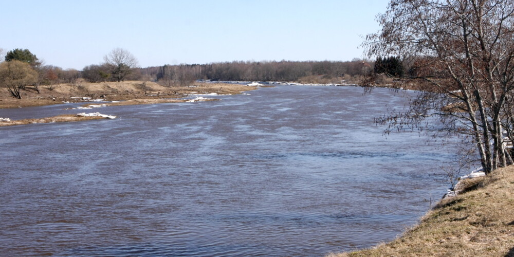 Dažās upēs ūdens līmenis vietumis kāpis pat par 2 metriem