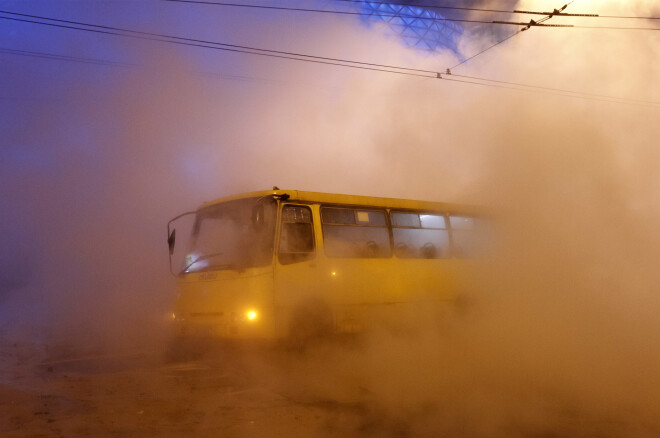 Bedrē ar verdošo ūdeni iesprūdušas kāda autobusa riepas