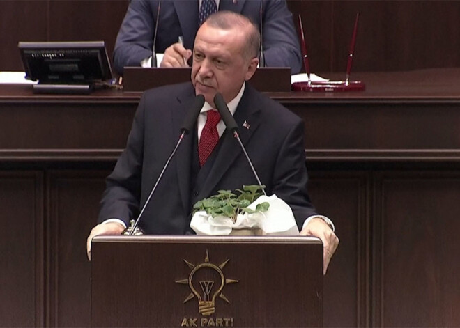 Erdoans draud "dot mācību" Lībijas komandierim, ja atsāksies kaujas