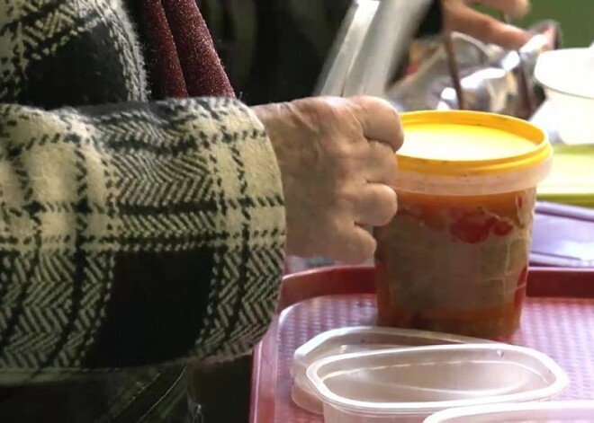 "Несу кормить детей": нуждающиеся рижане в панике из-за ликвидации мест бесплатного питания