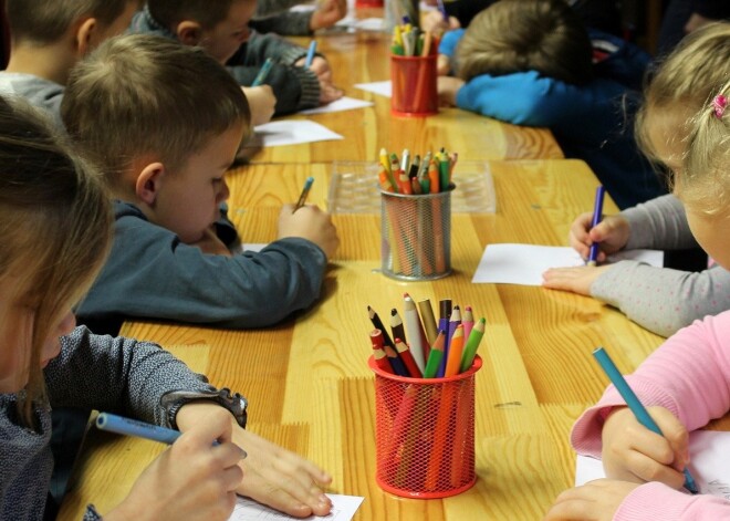 Полгода истерик и ребенок перестал говорить: рижанка винит детсад в Межапарке