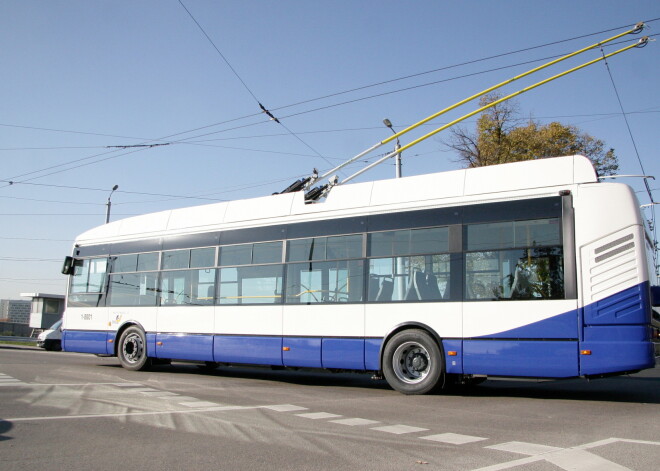 Vienojas par sadarbību ar iedzīvotājiem, lai uzlabotu 4. trolejbusa maršrutu