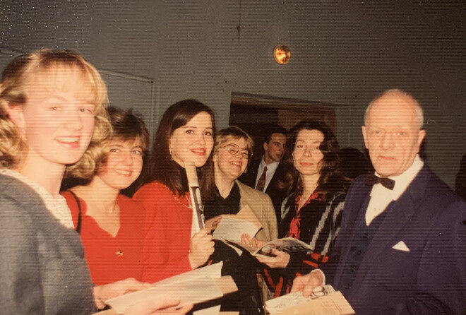 Teātra kritikas kursa studentes Evita Sniedze (Ašeradena), Andra Rutkēviča, Henrieta Švāne (Verhoustinska), Līga Ulberte, Baiba Kalna un režisors Oļģerts Kroders.