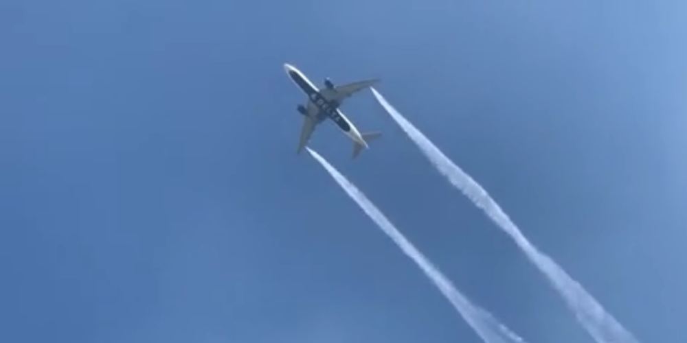 VIDEO: lidmašīna ASV virs 6 skolām izlējusi degvielu