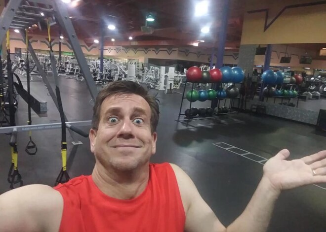 Diennakts fitnesa kluba apmeklētājs ASV attopas ieslēgts sporta zālē