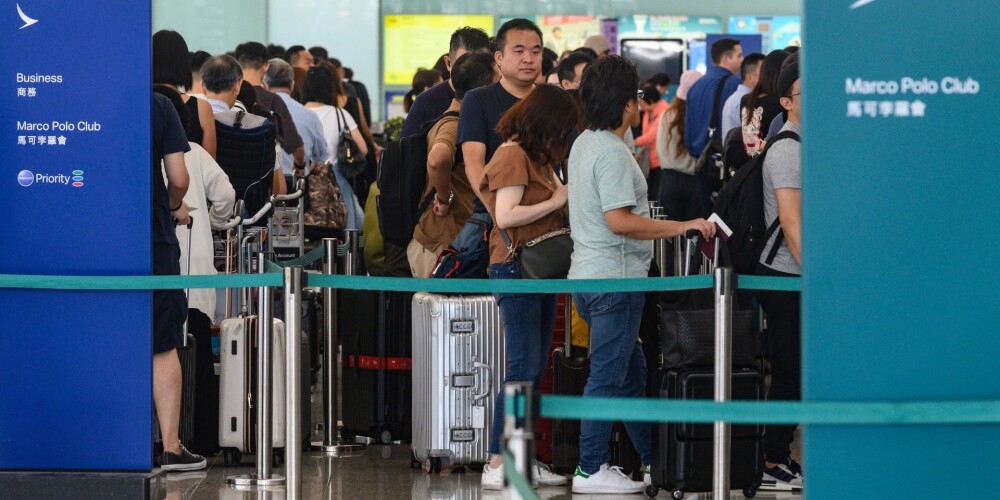Aviokompānija Honkongā pasažierei pirms iekāpšanas lidmašīnā liek veikt grūtniecības testu