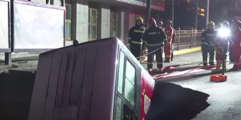 Шокирующее видео: автобус с людьми провалился под землю и взорвался