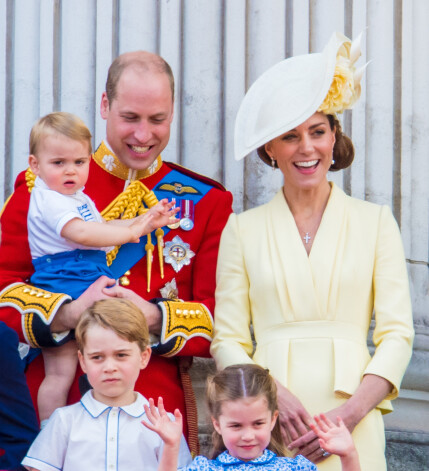 Hercogiene Ketrīna un princis Viljams ar bērniem princi Džordžu, princesi Šarloti un princi Luisu.