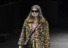 Jaunākā "Gucci" vīriešu mode nojauc dzimumu robežas