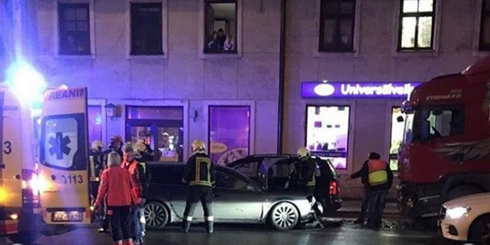 Видео: водитель Audi на Саркандаугаве вызвал аварию с тремя машинами
