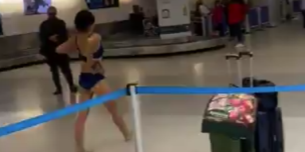 VIDEO: sieviete Maiami lidostā izģērbjas pilnīgi kaila