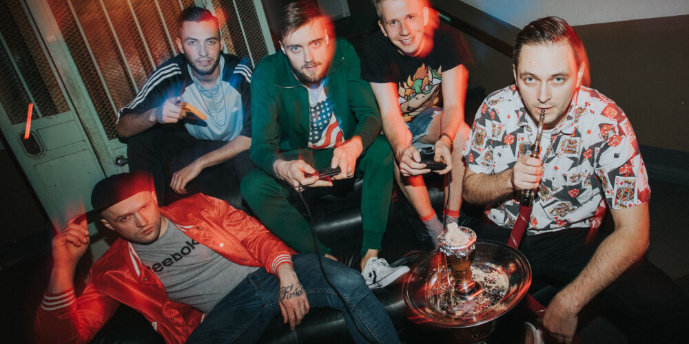 Muzikālās bankas debitanti “Neon Saturdays” tiek finālā ar pirmo dziesmu latviešu valodā