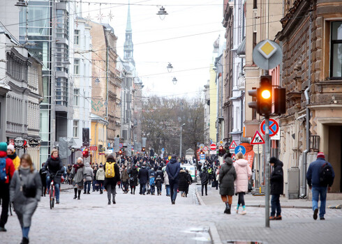 Rīdzinieki novērtē eksperimentu ar Tērbatas ielu; februārī gājējiem atvērs Blaumaņa ielu