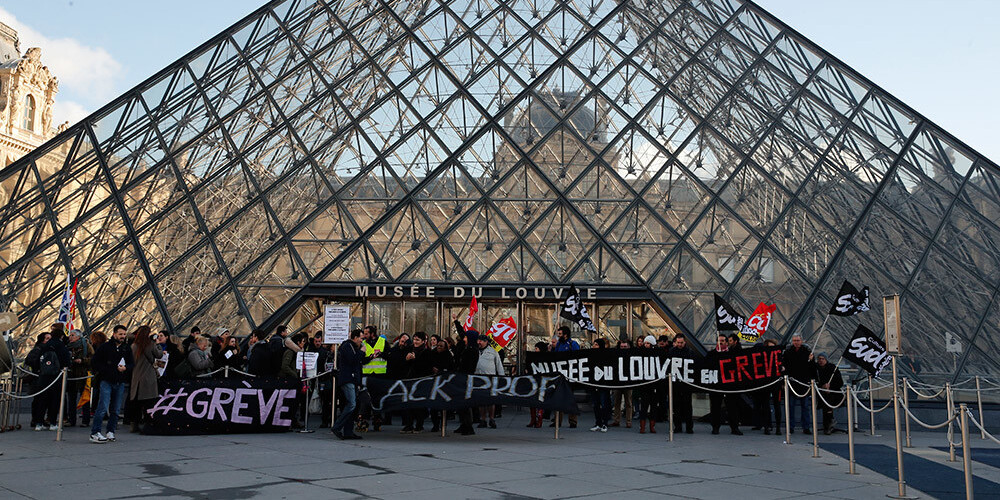 Streikojošie darbinieki Parīzē nobloķē Luvras muzeja durvis