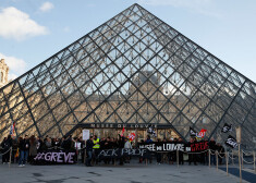 Muzeja darbinieki streikam pievienojās, atsaucoties arodbiedrību līderu centieniem paplašināt pretestību pensiju reformai.