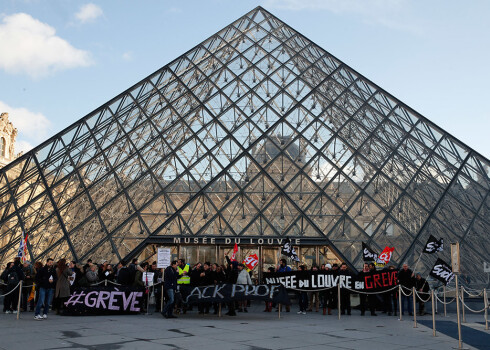 Streikojošie darbinieki Parīzē nobloķē Luvras muzeja durvis