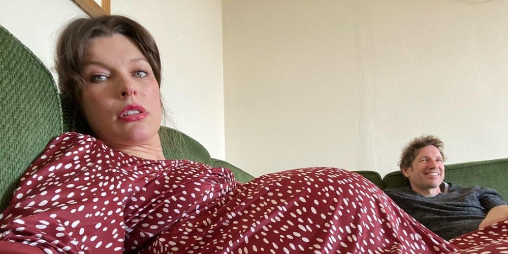 "Ноги как у слона": Милла Йовович рассказала о своих проблемах на последних неделях беременности
