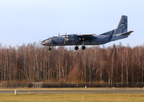 Uzsākot regulāro kravu reisu programmu uz Rīgu, starptautiskajā lidostā "Rīga" nolaižas pirmais Ukrainas aviokompānijas "Eleron" gaisa kuģis.