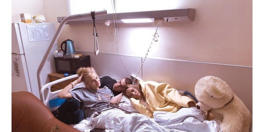 Выпавшая из окна квартиры внука Михалкова модель опубликовала фото из больницы