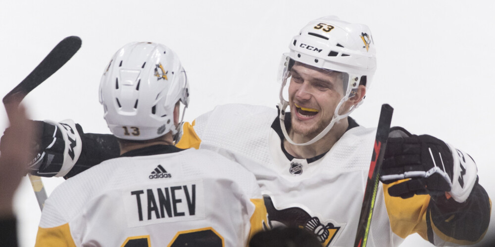 Bļugers un "Penguins" papildlaikā gūst uzvaru pret NHL vājāko vienību