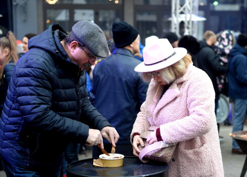 Vecrīgā notiek ielu ēdiena festivāls jeb "Riga Street food festival".