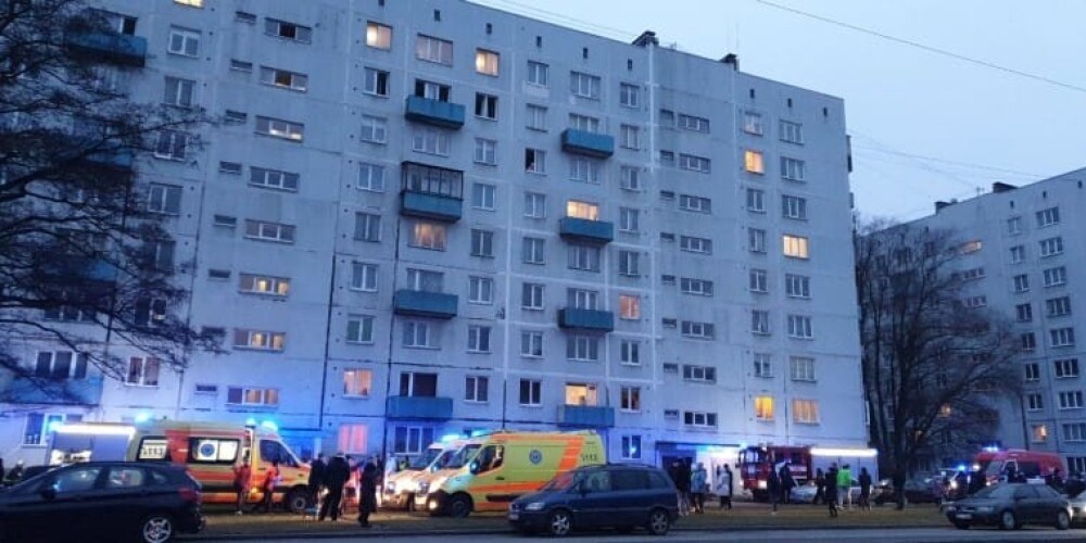 В Иманте из горящего многоэтажного жилого здания было спасено 10 человек, еще 20 эвакуированы