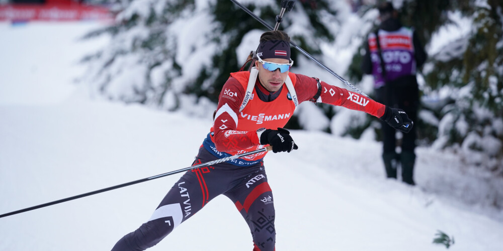 Latvijas biatlonisti Pasaules kausa stafetē tiek apdzīti par apli un finišē 24.vietā