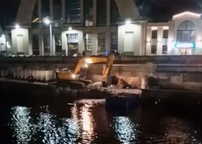 Rīdziniece samulsusi par redzēto: ekskavators pie Centrāltirgus kanālā ber būvgružus