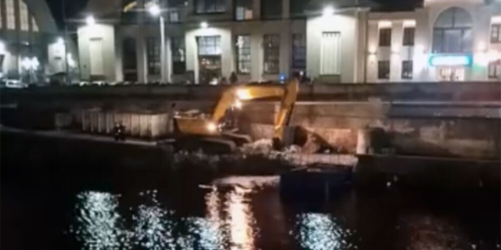 Рижанка в шоке: экскаватощик выкидывает в Городской канал строительный мусор
