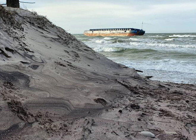 Atsākušies 2019.gada nogalē avarējušās baržas "Trias" glābšanas darbi