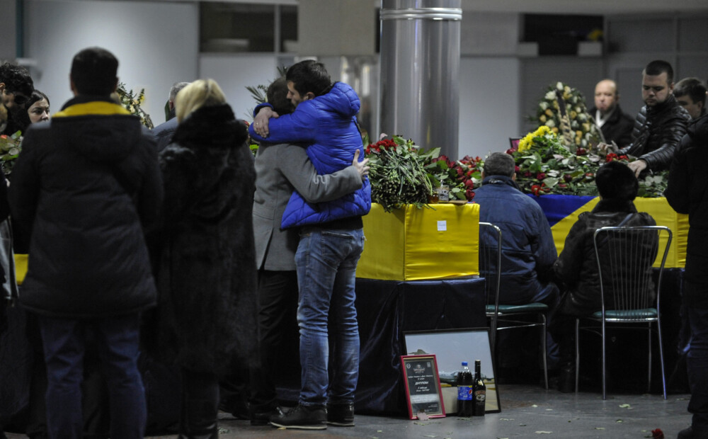 Tūkstotis cilvēku Kijevas lidostā sagaida mājup pārvestos ukraiņus, kuri mira traģiskajā aviokatastrofā