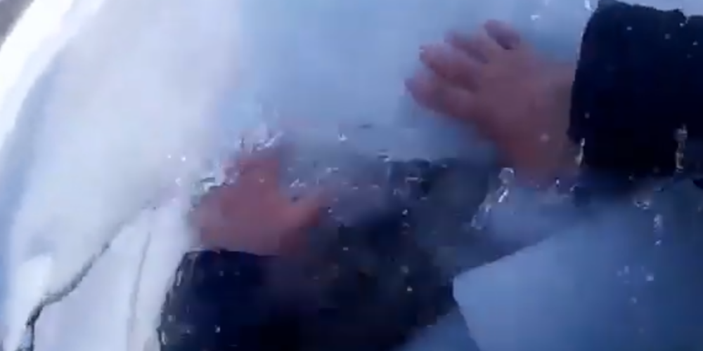 Туристы сняли на видео, как провалились под лед Байкала
