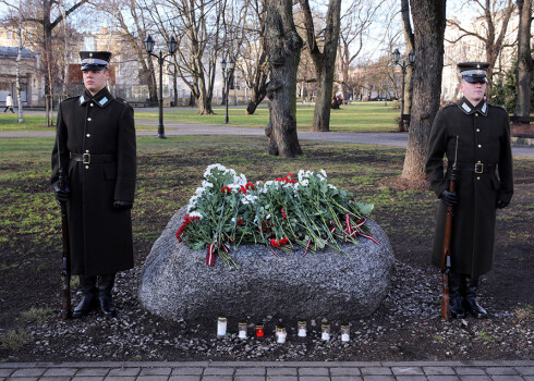 1991. gada Barikāžu aizstāvjiem veltītā ziedu nolikšanas ceremonija pie kritušo piemiņas vietām Bastejkalnā. 