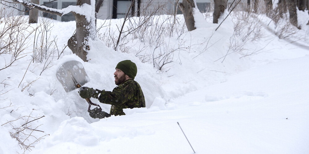 FOTO: cilvēki Kanādā spiesti burtiski izrakt sevi no sniega krāvumiem