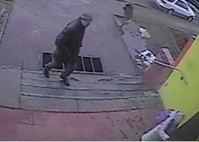 Шокирующее видео: девочка убежала из подъезда от преследовавшего ее мужчины