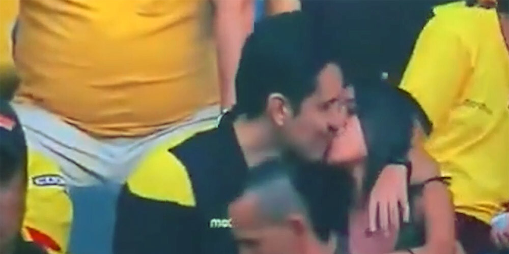 Futbola fana reakcija, kad kameras pieķer viņu skūpstām savu pavadoni, uzspridzina internetu