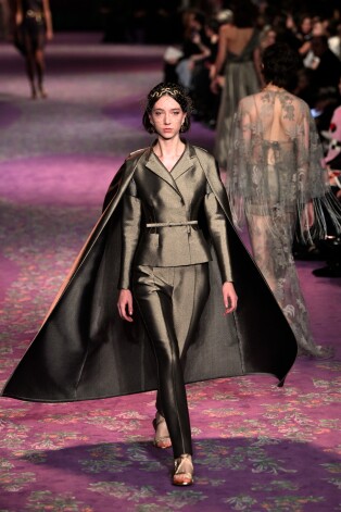 Modele demostrē tērpu "Christian Dior" augstās modes skatē pavasaris/vasara 2020, Parīzes modes nedēļa