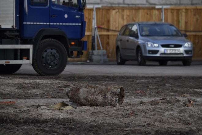 Netālu no Aleksandra laukuma būvlaukumā, kur atrasta bumba, ieradušies spridzekļu neitralizēšanas speciālisti. Policija norobežojusi rajonu.