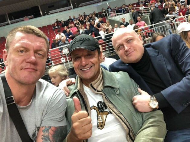 Mārtiņš Lauva (no labās) kopbildē ar bijušo basketbolistu Kasparu Kambalu unturku sportistu Tolgu Tugsavulu.