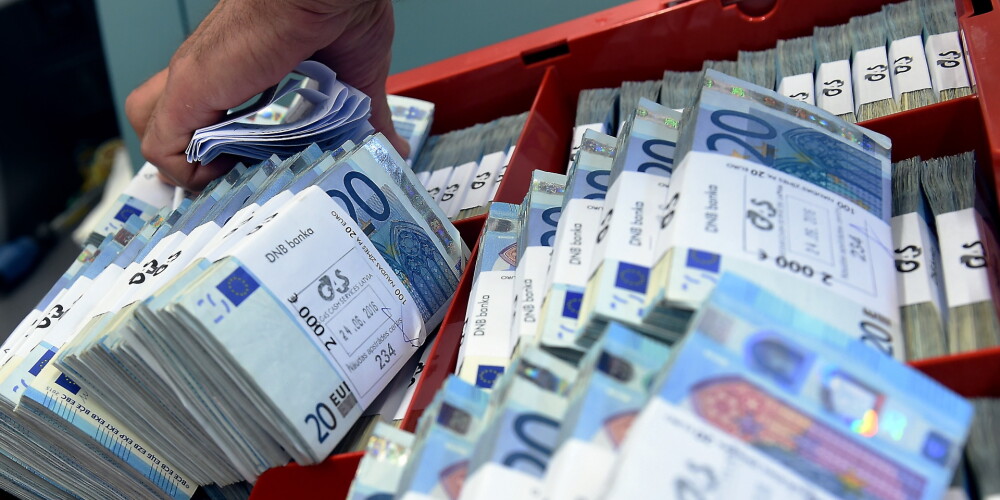 KNAB krimināllietās pērn arestēti zelta stieņi, vērtspapīri un nauda miljoniem eiro apmērā