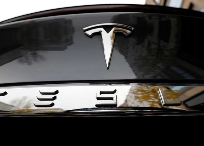 "Tesla" tirgus vērtība sasniegusi 100 miljardus dolāru