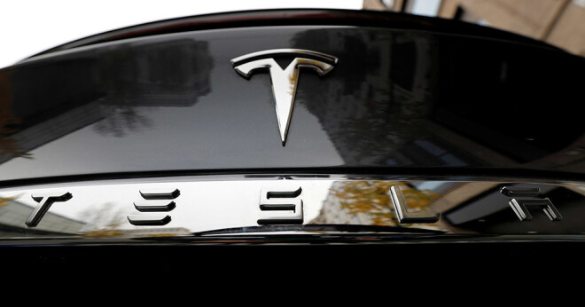 "Tesla Motors" tirgus vērtība pirmo reizi sasniedza 100 miljardus dolāru.