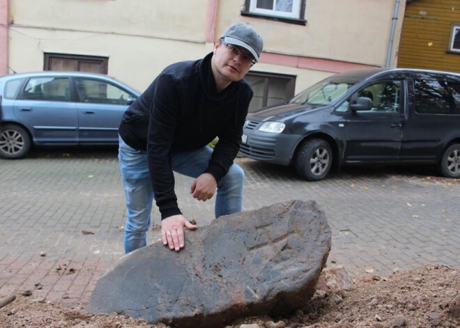 Tukuma luterāņu draudzes mācītājs Mārcis Zeiferts pie atraktā apmēram 500 gadus senā krustakmens, kas iezīmēja viduslaiku kapsētas robežas.