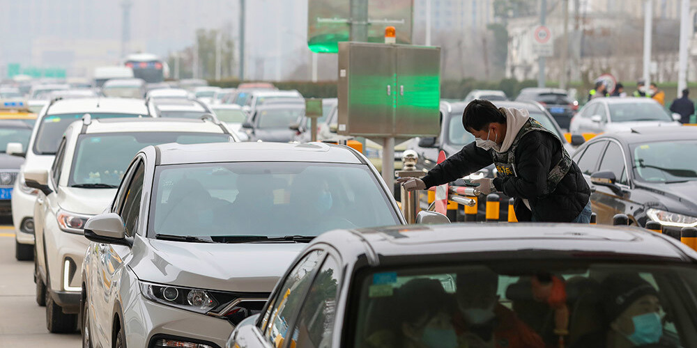 Jaunā koronavīrusa dēļ Ķīna ierobežo satiksmi vēl vienā pilsētā