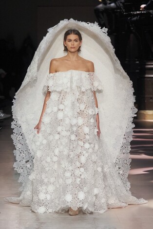 Modele Kaija Gerbere "Givenchy" 2020. gada pavasara/vasaras kolekcijas skatē Parīzes augstās modes nedēļā