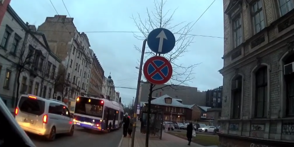 VIDEO: iedzīvotājs ziņo par nomaldījušos 6 gadus vecu bērnu Rīgas sabiedriskajā transportā