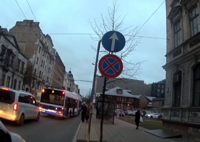 VIDEO: iedzīvotājs ziņo par nomaldījušos 6 gadus vecu bērnu Rīgas sabiedriskajā transportā